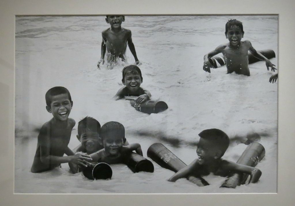 Jeux avec des étuis d'obus dans le Mékong, Cambodge  (Christine Spengler, 1974)